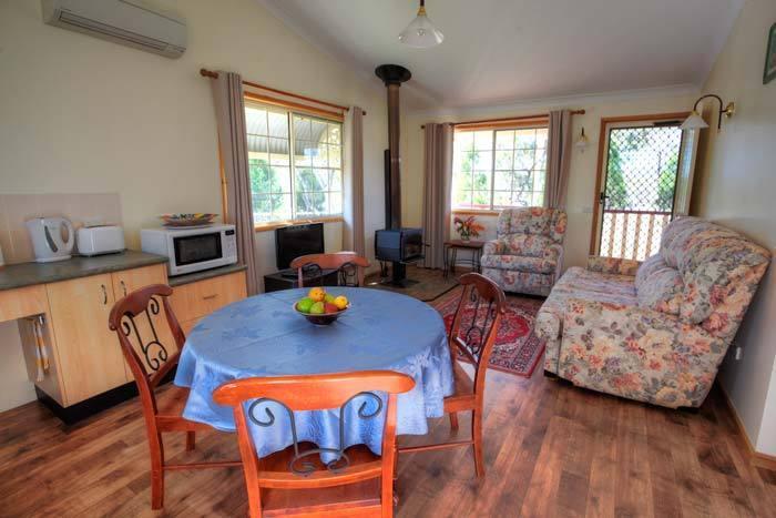 Accommodation Creek Cottages & Sundown View Suites Ballandean Chambre photo