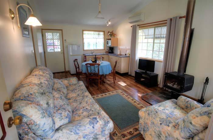 Accommodation Creek Cottages & Sundown View Suites Ballandean Chambre photo